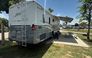 2003 Winnebago Adventurer 38N
