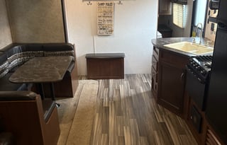 Spacious 28’ Camper – Perfect Family Getaway!