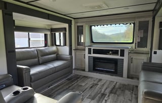 Keystone Montana High Country 377FL