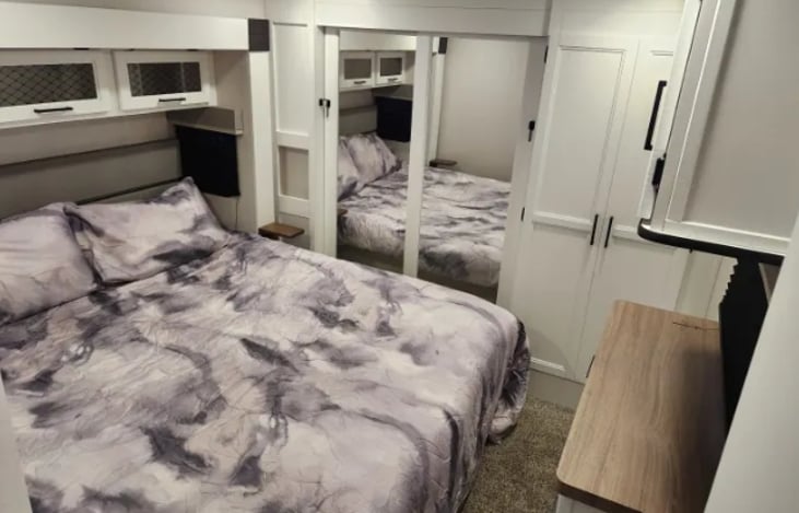 master bed room with closet