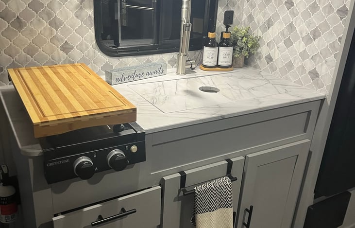 Kitchen sink with platform that gives more prep space