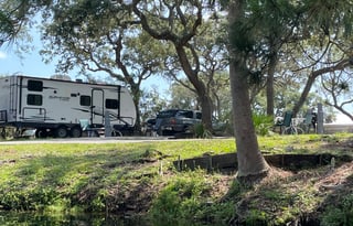 Luxurious, cozy glamper, outdoor kitchen + more!