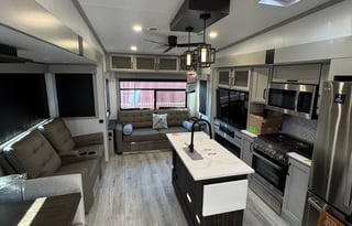 2025 Montana High Country 385 BR