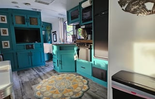 Annabel Lee, Pet Friendly