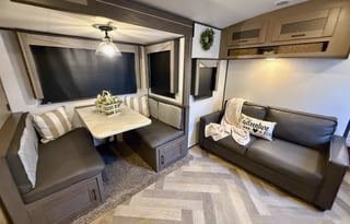 2021 Cruiser Twilight *King and Bunks* (BRFL 1818)