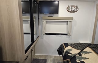 Bear Hug Retreat - Your comfy home away from home!