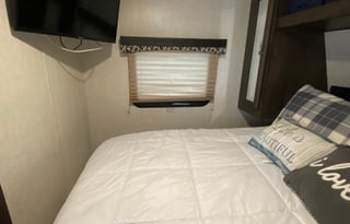 2019 Starcraft Launch Outfitter 27BHU