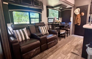 Modern 5th Wheel: Fireplace, Island & 2 Queens