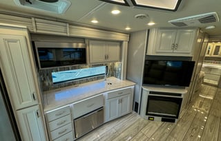 Holiday Rambler Luxury Coach /2 Full Baths & Bunks