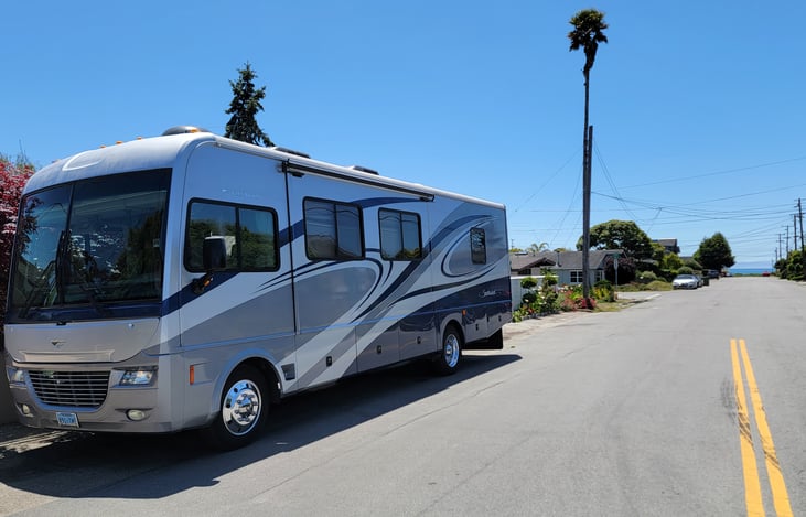 A gorgeous RV with easy pick up near Seacliff State Beach