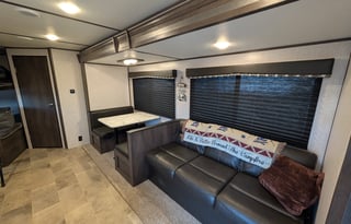 Dogwood - Coleman Lantern 262BH - Sleeps 8