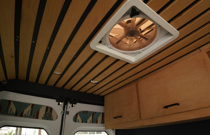 Fan above the bed that either blows or extracts the air