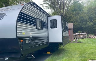 2021 32ft Cherokee limited sleeps 10
