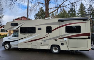 Clean & Comfy 2016 Coachmen Leprechaun 26DS