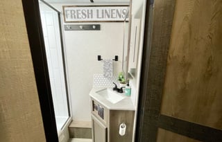 Luxurious, cozy glamper, outdoor kitchen + more!