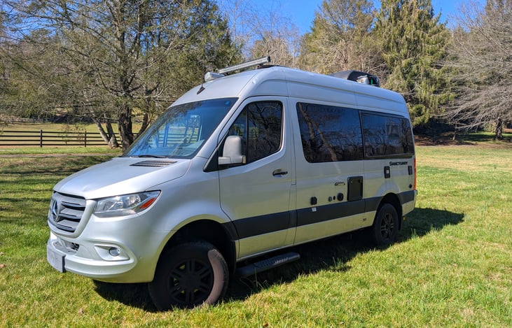 Rugged and luxurious, this modern van offers the ultimate in comfort and capability. On demand 4WD means you can go wherever you want.