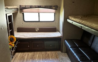 Travel trailer sleeps 10!!! Comes with everything