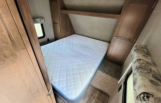 Spacious Clean 27.5' Travel Trailer w/ slide-out