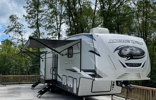 2021 ForestRiver RV Cherokee Arctic Wolf Suite3770