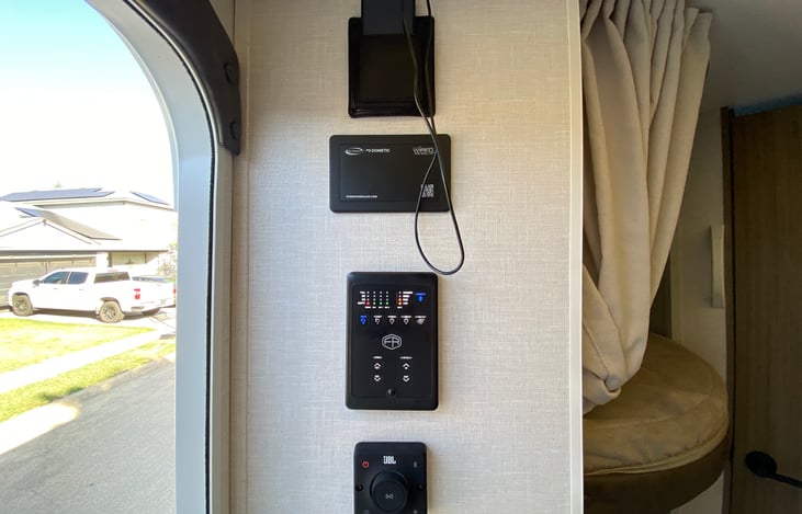 Easy-to-use amenities like speakers and AC/heater