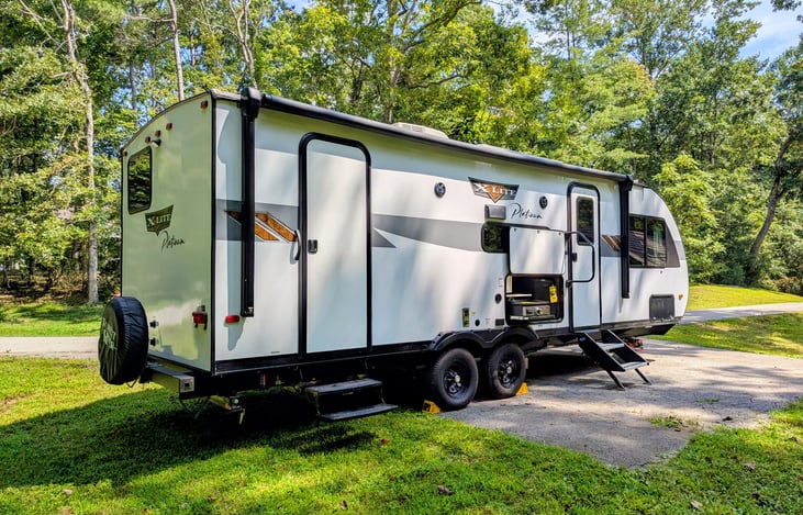 Step into comfort with this 2024 Wildwood X-Lite 240BHXL. This family-friendly bunkhouse camper comfortably sleeps up to 8 with a King-size Versa-Tilt bed, large bunks, modern interior, and more.