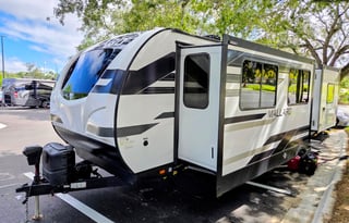 Tallahassee RV Rental | King Bed | Delivery  Setup
