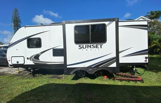 Cozy 2019 CrossRoads RV Sunset Trail Super Lite