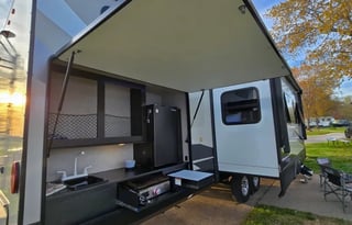 The Easy Living Retreat | Spacious RV + 1.5 Bath