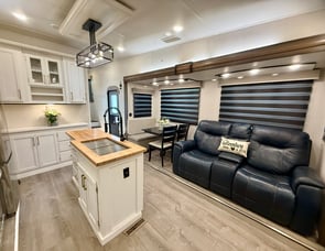 Prime Time RV Crusader 382MBH