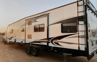 ✨Adventure-Ready Toyhauler – Delivered & Clean!✨