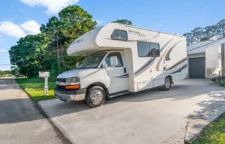 Easy to Drive Comfy RV Rental