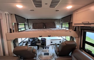 Large Luxury RV with Bunkbeds, Delivery Offered!