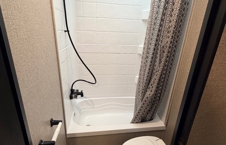 Large Shower with tub