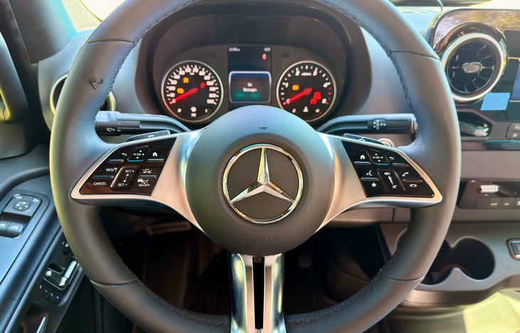 Steering wheel and instrument cluster, very easy to learn and use