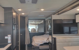 "Glam like New" 2021 Thor Axis. Free Parking