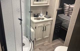 Lux Class C-Solar/Gen–Sleeps 8+, Free Wifi, PetsOK