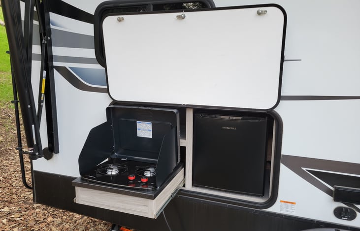 Gas burners with wind shields