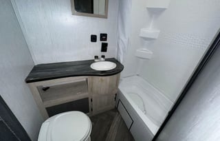 Lewis' Leisure Life RV Rental