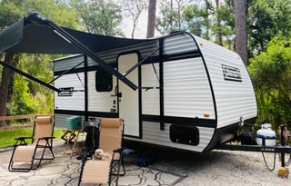 Clean & Cozy Coleman 17B Camper