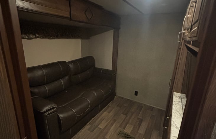 Mid bunk bedroom. (Private)