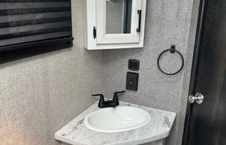 Cozy Camper for Couples & Kids | Easy to Tow!