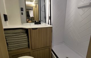 Nomadic Nature Rentals w Luxury Amenities (Mickey)