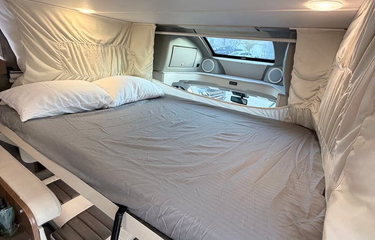 3rd bed is a power drop down bed