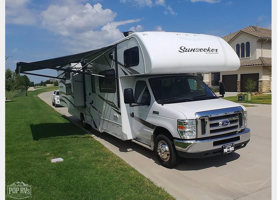 Class C Motor Home rentals in Oak Point