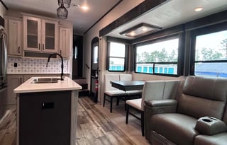 5th Wheel Montana High Country - Two Full Bath
