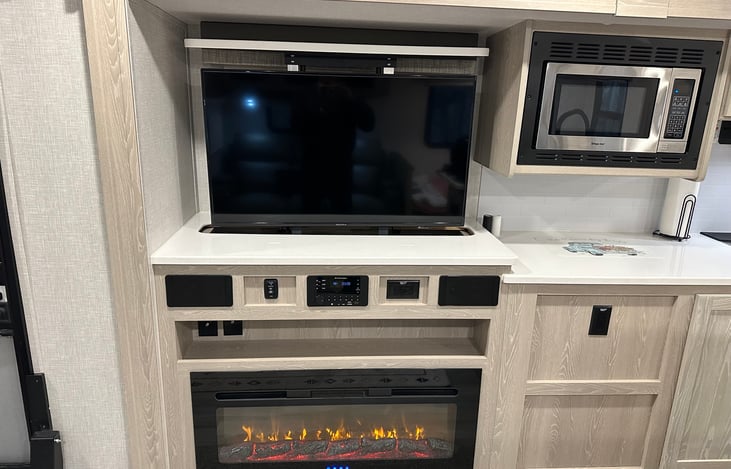 Large TV (need to bring your ROKU) and gas fireplace (in case of bad weather you and family can still enjoy a "campfire").