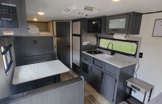 ★FULL size BUNKS★Sleeps 6★Exit 407