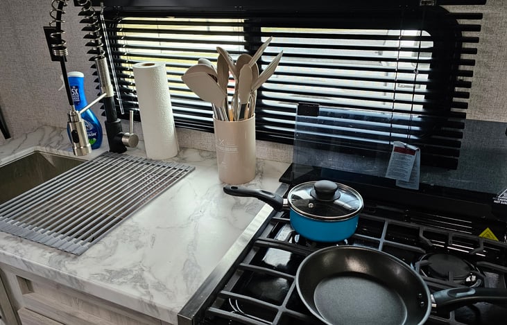 Kitchen with 3 burner stove and oven