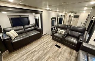 Keystone Alpine 3700FL ***1.5 bath and King Bed***