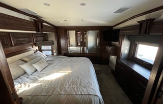 2019 DRV Luxury Suites FullHouse LX455